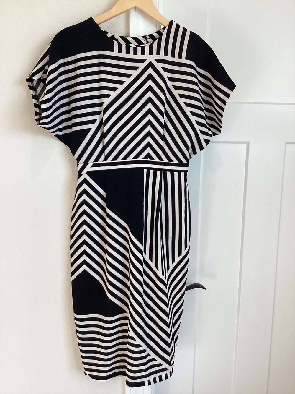 ASOS Geometric Black & White Short Sleeve Batwing Knee-Length Dress Like-New